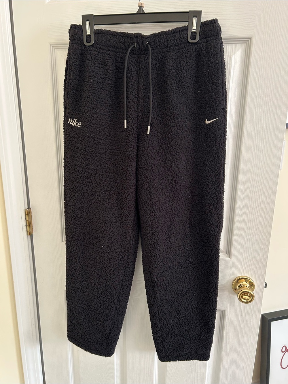 Nike Women’s Black Therma Fit Fleece sweatpants Medium
